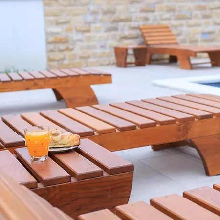 House Bartulovic - Jan With A Pool Vila *